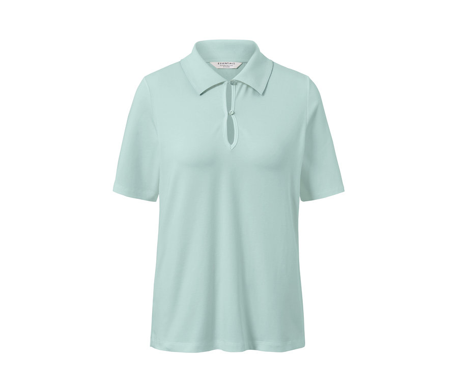 Hellblaues Poloshirt.