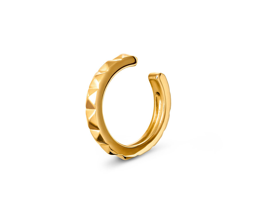 Nahaufnahme eines einzelnen 925 Silber Earcuff Pyramide auf weißem Hintergrund.