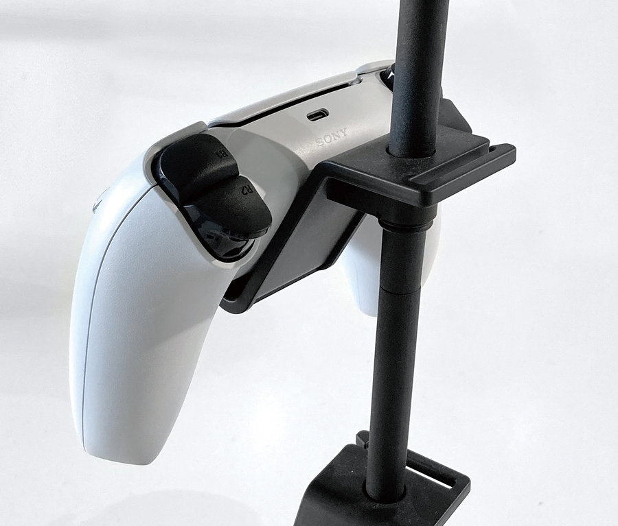 Weißer Gaming-Controller auf einem schwarzen YAMAZAKI Controller-Ständer »SMART«.