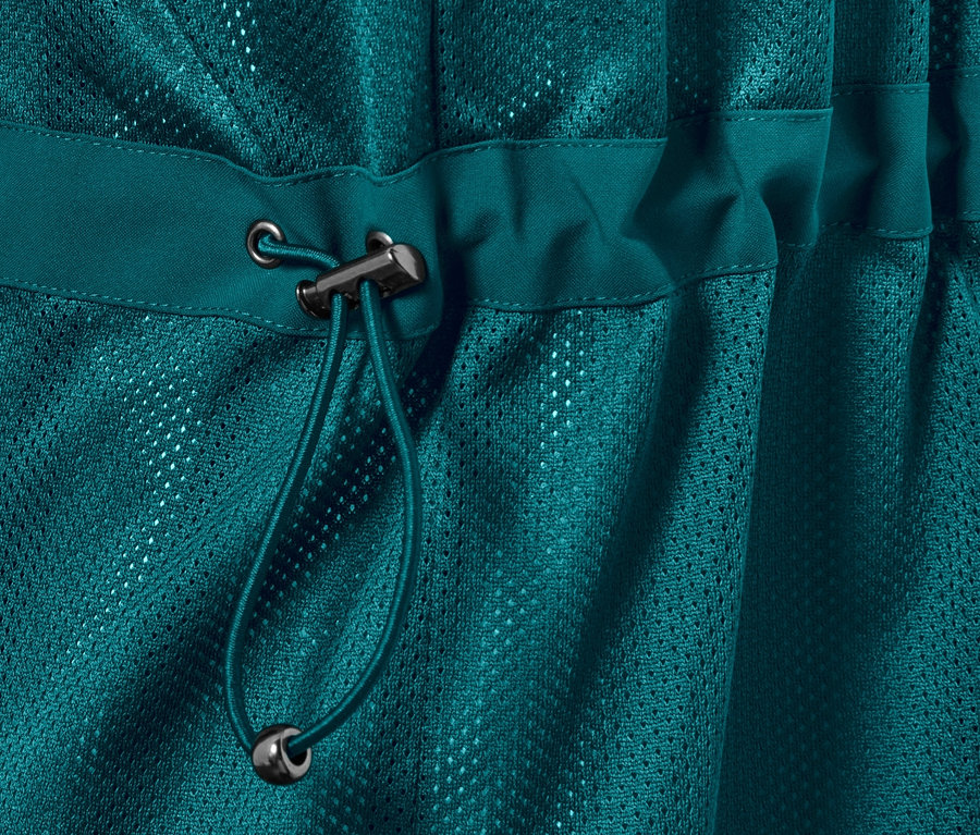 Detailansicht einer petrolfarbenen 3-in-1-Outdoorjacke mit Weste und Kordelzug.