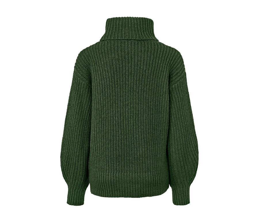 Detailansicht der Rückseite eines grob gestrickten Rollkragenpullovers.