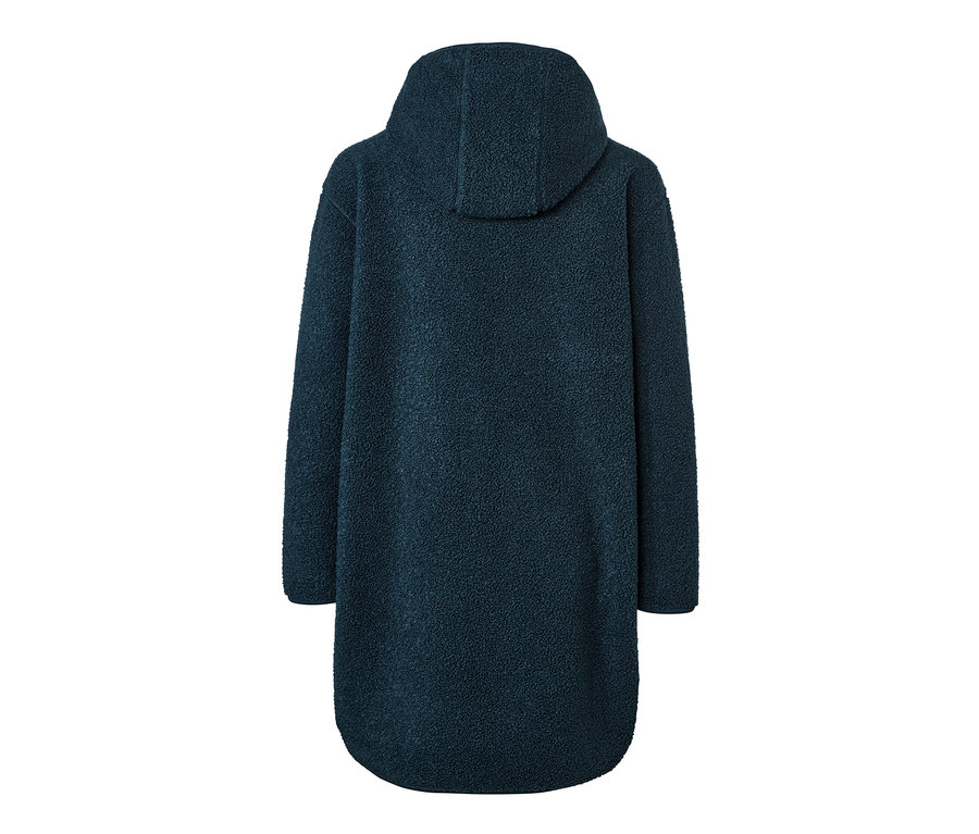 Detailansicht der Rückseite eines oversized Teddy-Mantels mit Kapuze.