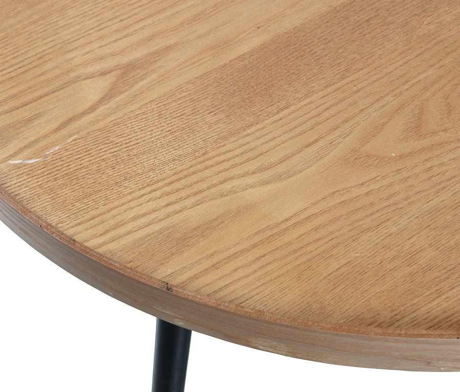 Detailansicht der Tischplatte des Woood Beistelltischs »Mesa L« aus naturbelassenem Holz.