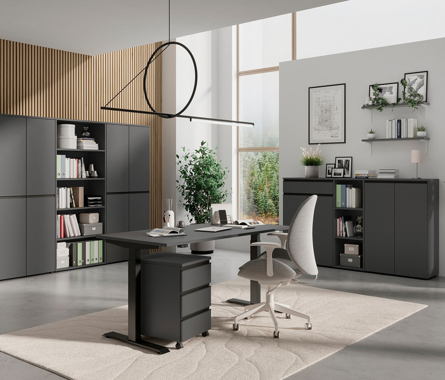 Büroraum mit Schreibtisch, Stuhl und graphitfarbenem Aktenschrank »Bedano«.