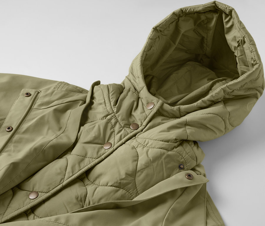 Detailansicht eines khakifarbenen Regenmantels mit Kapuze.