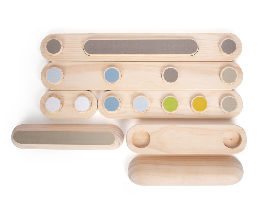 Reihe von hölzernen small foot Balancierstege »Adventure« mit farbigen Kreisen auf weißem Hintergrund.