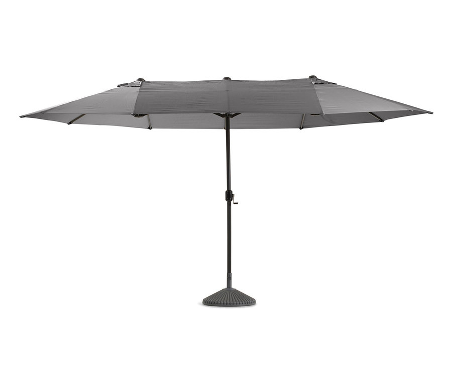 Ein anthrazitfarbener Doppelsonnenschirm steht auf einem grauen Sockel.