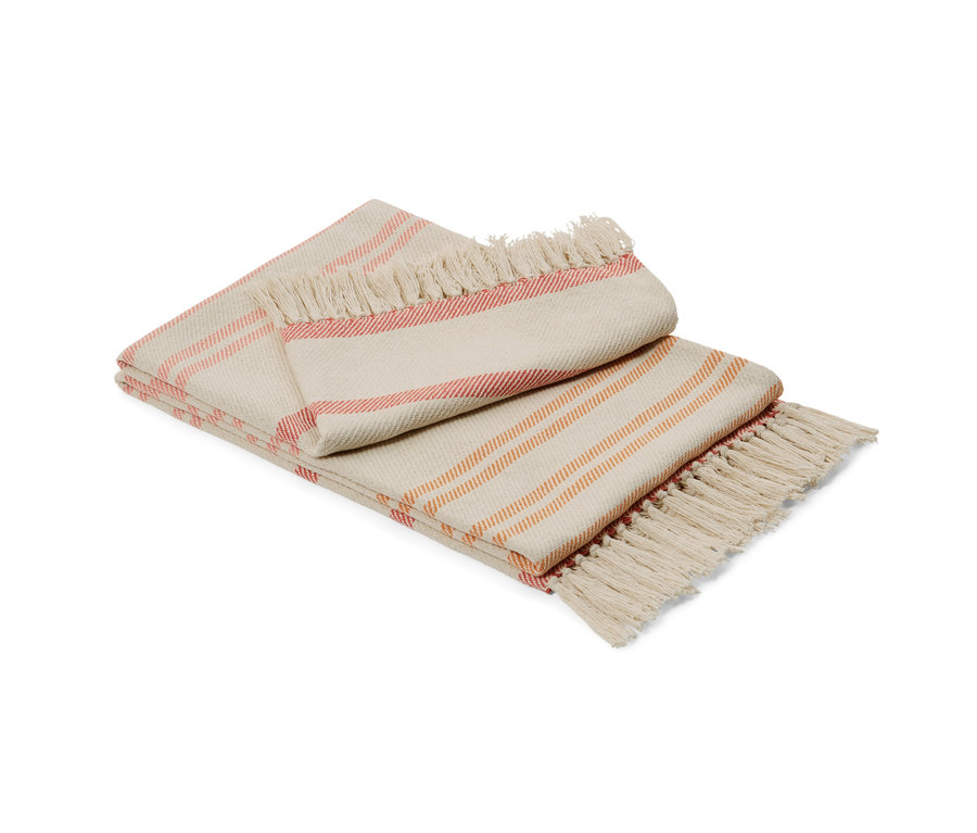 Gefaltete beige Wohndecke mit orangefarbenen Streifen und Fransen.