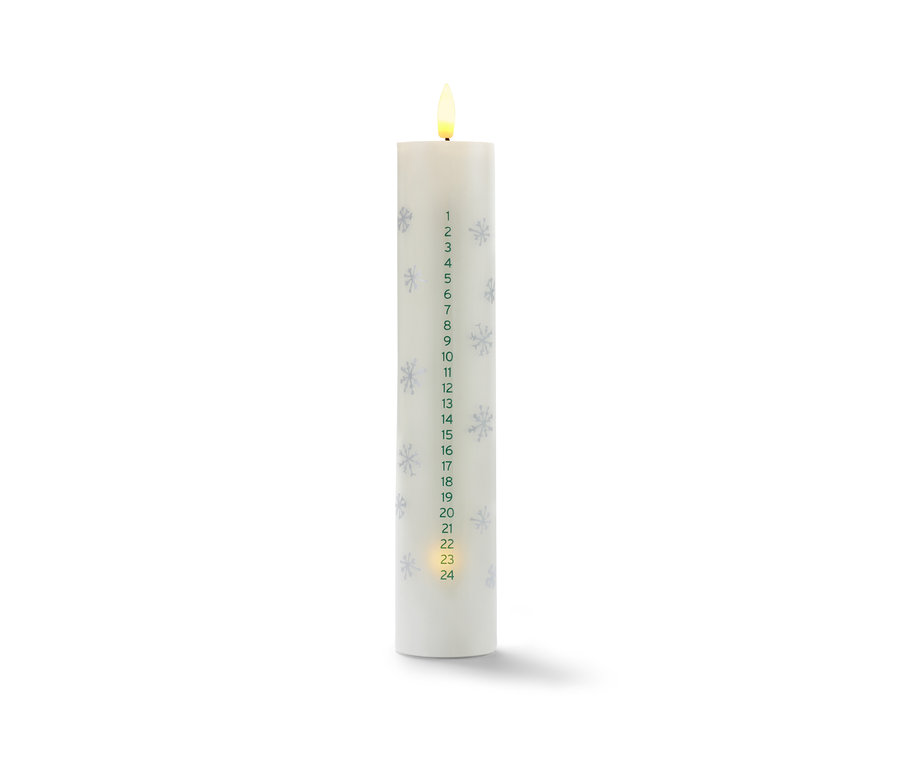 Eine LED-Echtwachs-Adventskalenderkerze mit Zahlen und Schneeflocken.