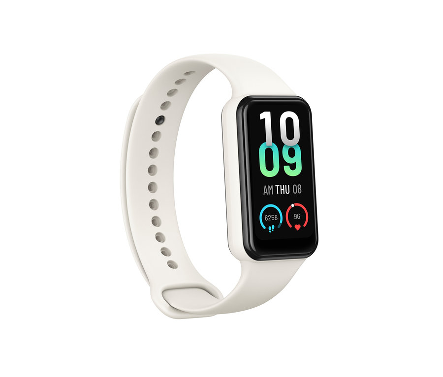 Ein cremefarbener Amazfit Band 7 Aktivitätstracker mit einem schwarzen Display, das die Uhrzeit anzeigt.