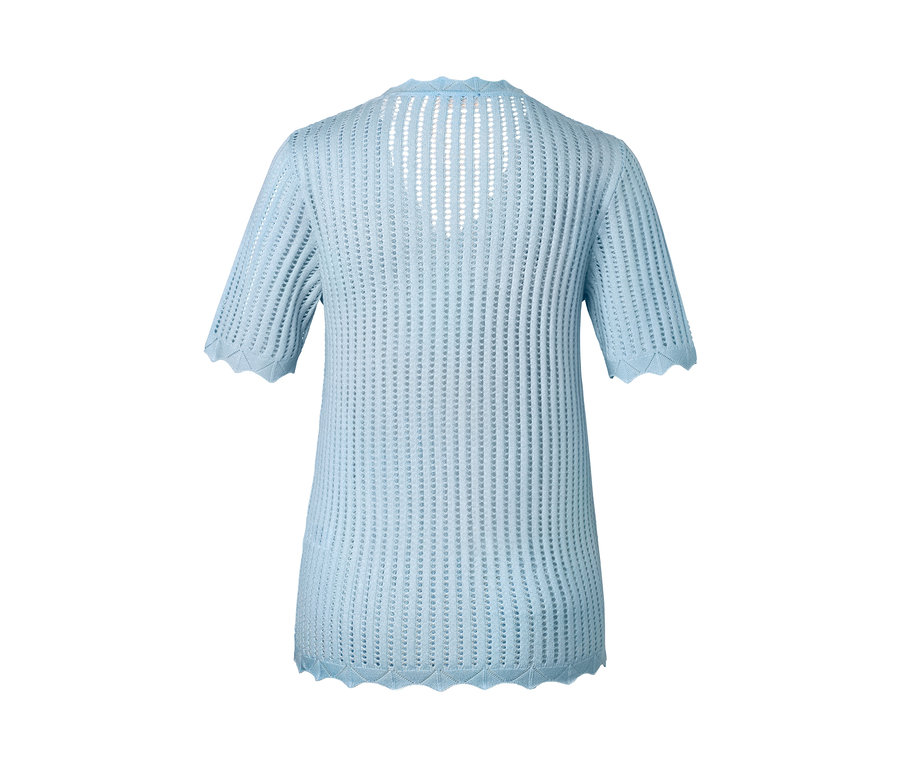 Detailansicht der Rückseite eines eisblauen Strick-Shirts.