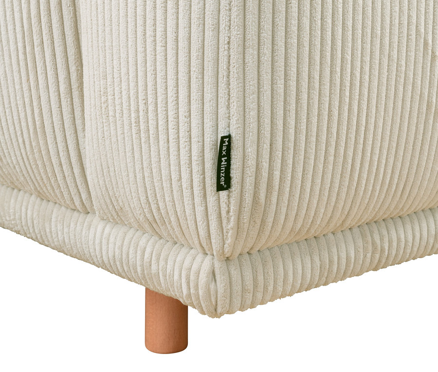 Detailansicht eines cremefarbenen 2,5-Sitzer Sofas »Penelope« mit Kordbezug und Holzfuß.