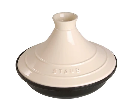 Ein cremefarbener STAUB Gusseisen-Tajine mit 28 cm Durchmesser.