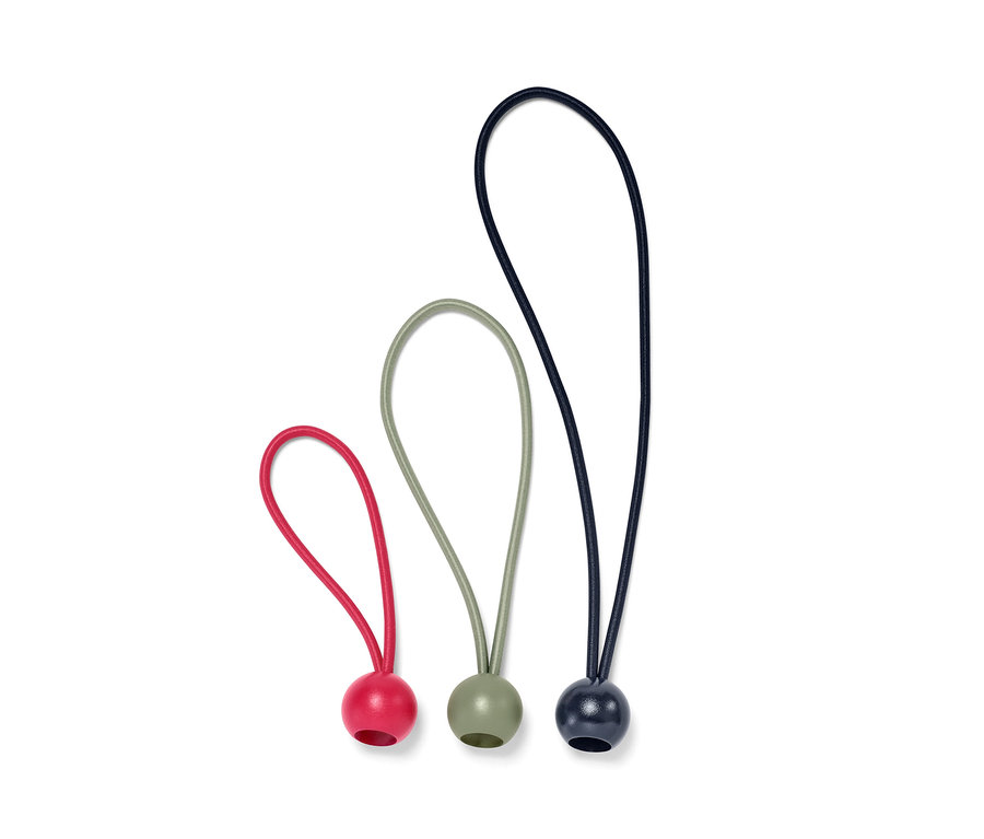 Drei Spanngummis mit Kugel in Rot, Grün und Schwarz.