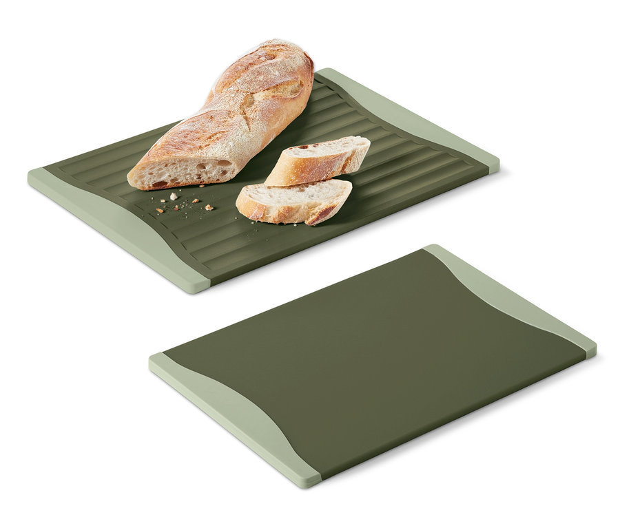 Brot und zwei Brotscheiben auf einem der 2 Schneidebretter.