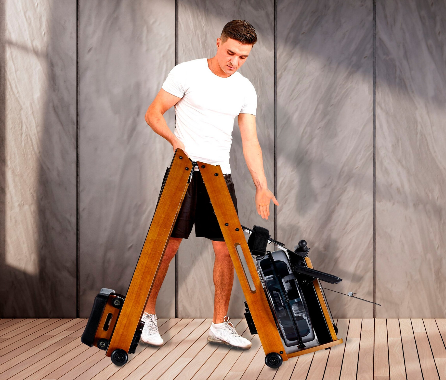 Mann klappt Bodycoach Wasser Rudergerät »Wood Compact« zusammen.