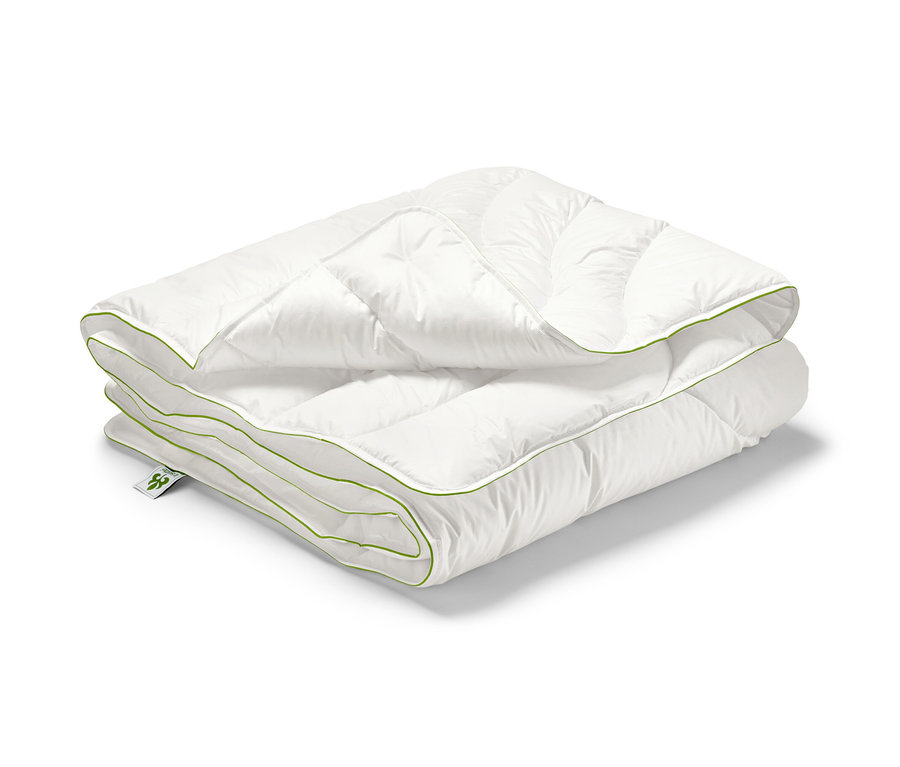 Gefaltete, weiße irisette® greenline Steppdecke Megafil® BIO mit grünem Rand in Normalgröße.
