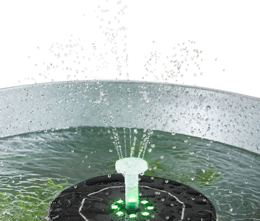 Schwimmender Solar-Springbrunnen mit Beleuchtung sprüht Wasser in einem Metalleimer.
