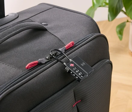 Schwarzer Koffer mit Smart-TSA-Schloss mit Tracker.