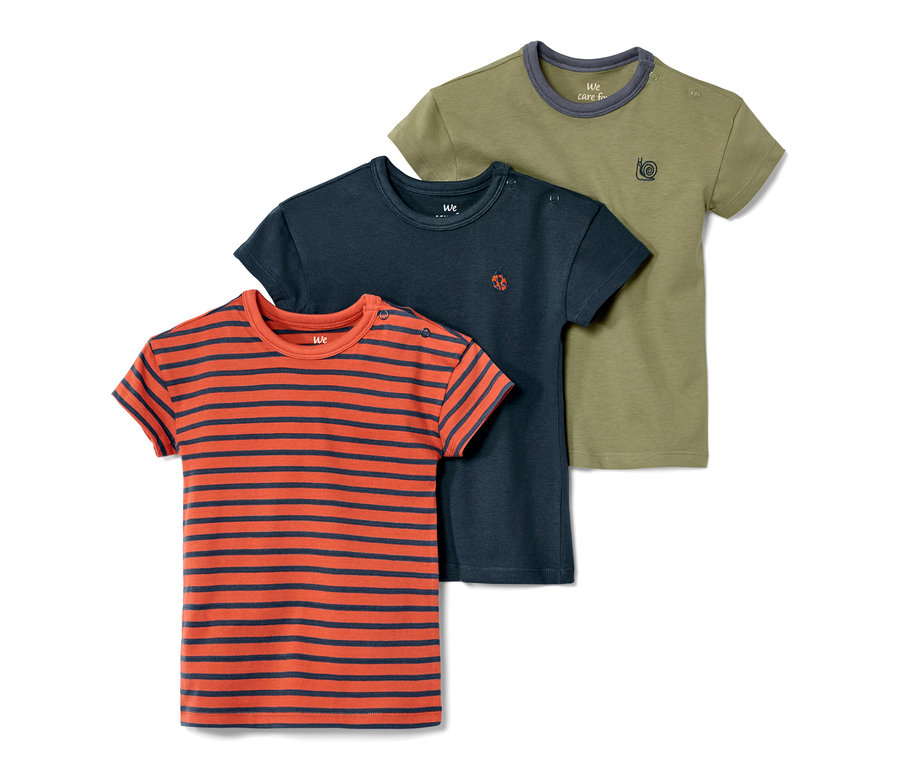 Drei Kleinkinder-T-Shirts: gestreiftes orange-dunkelblaues, dunkelblaues mit Marienkäfer und olivgrünes mit Schnecke.