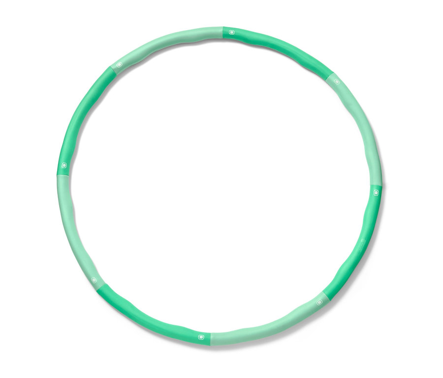Ein grüner Fitnessreifen liegt auf einem weißen Hintergrund.