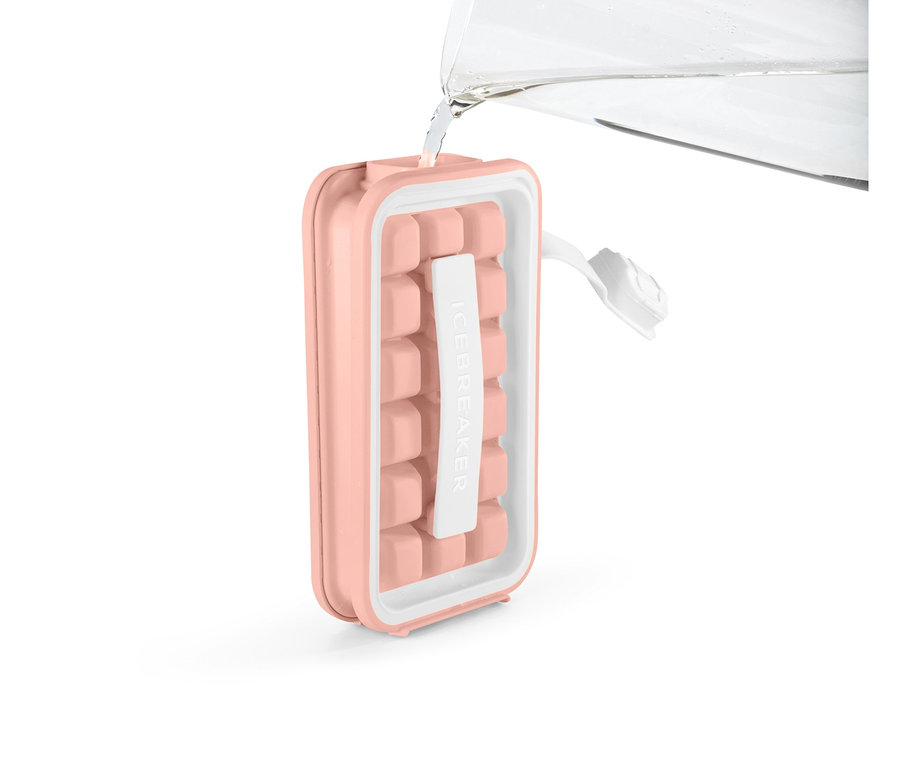 Wasser wird in den Eiswürfelbereiter »ICEBREAKER® POP« gegossen.