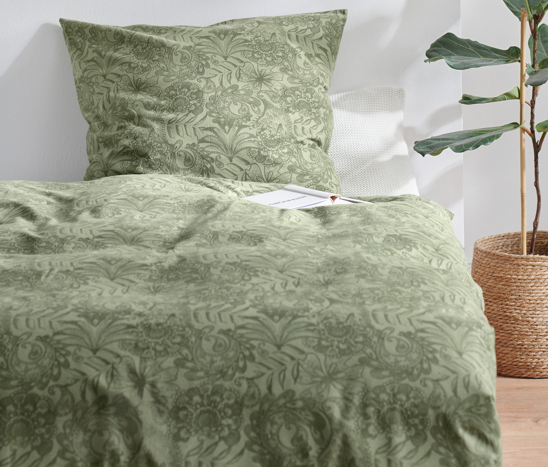 Grüne Biber-Bettwäsche auf einem Bett, Doppelgröße.