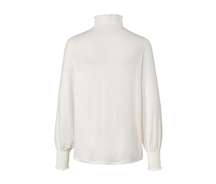 Detailansicht eines cremefarbenen Blusenshirts mit Stehkragen.