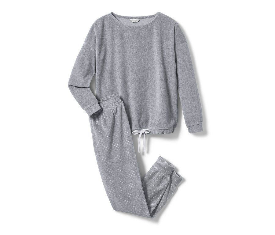 Ein grauer Nicki-Pyjama, bestehend aus einem langärmeligen Oberteil und einer Hose mit Punktmuster.