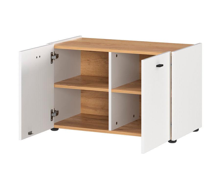 Offener zweitüriger Schrank mit zwei Regalen.