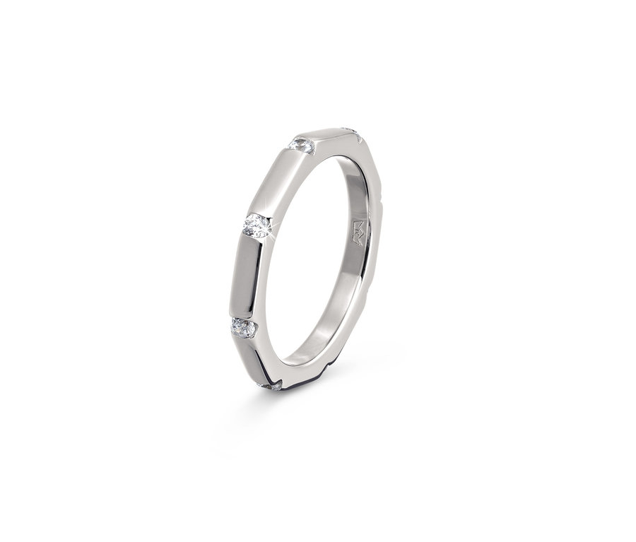 Nahaufnahme eines 925 Silber Rings Octagon mit Steinen.