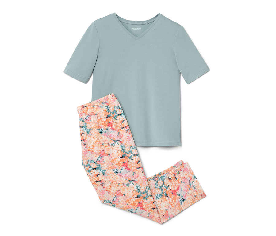 Hellblauer Schlafanzug mit kurzen Ärmeln und Hose mit Blumenmuster.
