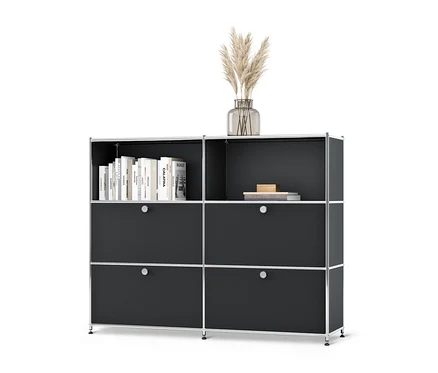 Schwarze Kommode Metall »CN3« mit versetzbaren Klappenfächern, Büchern und einer Vase darauf.