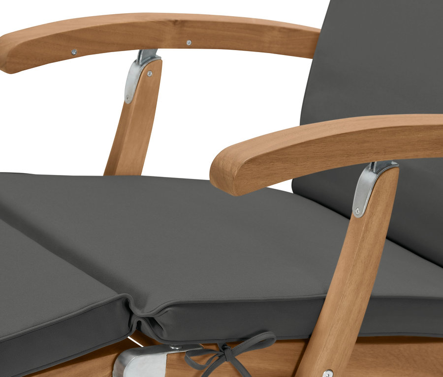 Detailansicht eines Deckchairs mit Polsterauflage.