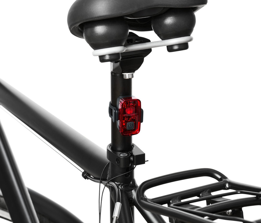 Detailansicht der Rückseite eines Fahrrads mit einem roten Licht aus dem Fahrrad-Beleuchtungsset.