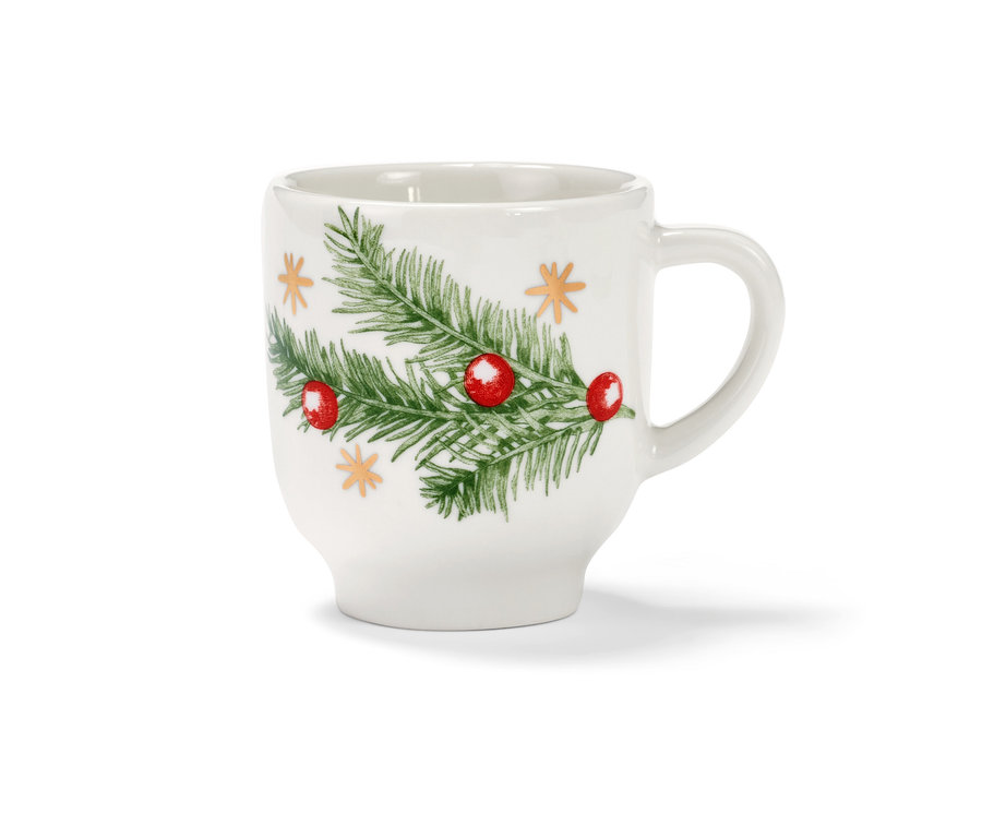 Weiße Espressotasse mit Weihnachtsmotiv aus Tannenzweigen und roten Beeren.
