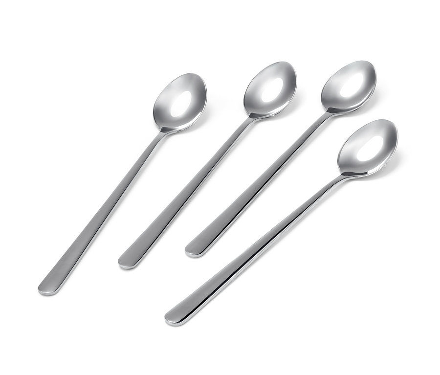 Vier lange Löffel auf weißem Hintergrund.