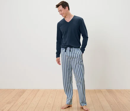 Mann trägt einen Pyjama.
