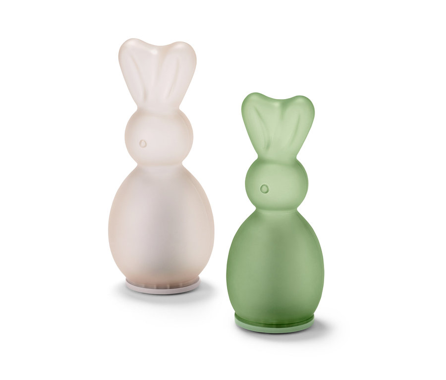 Zwei LED-Hasen, einer hellrosa und einer grün.