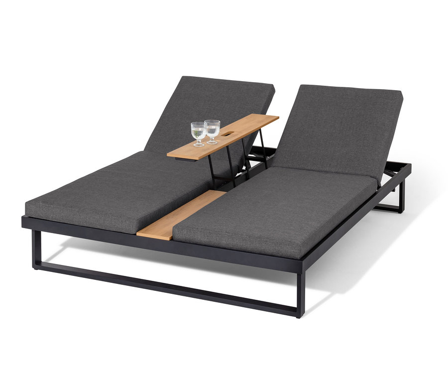 Zwei graue Daybeds mit hochklappbarem Mitteltablett und zwei Gläser.