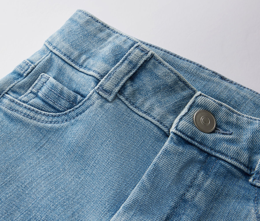 Detailansicht einer hellblauen Kinder-Jeans ‒ Fit »Emma«.