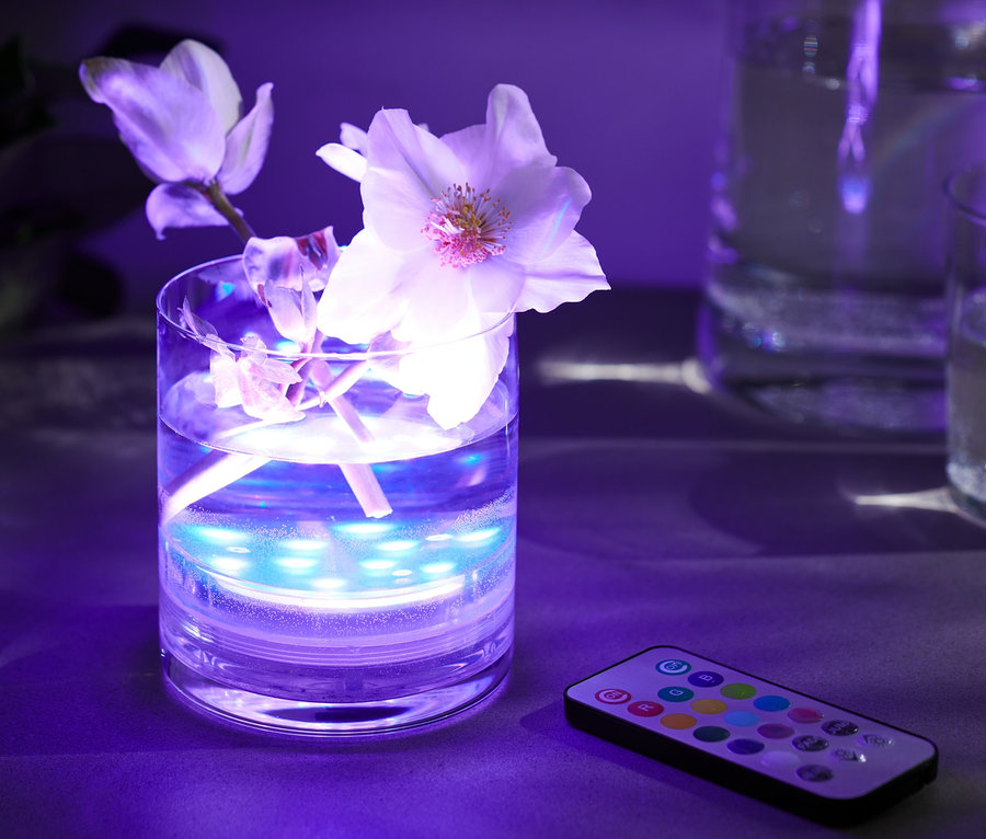 Blumen in einer Vase mit LED-Unterwasserlicht mit Farbwechsel und Fernbedienung.