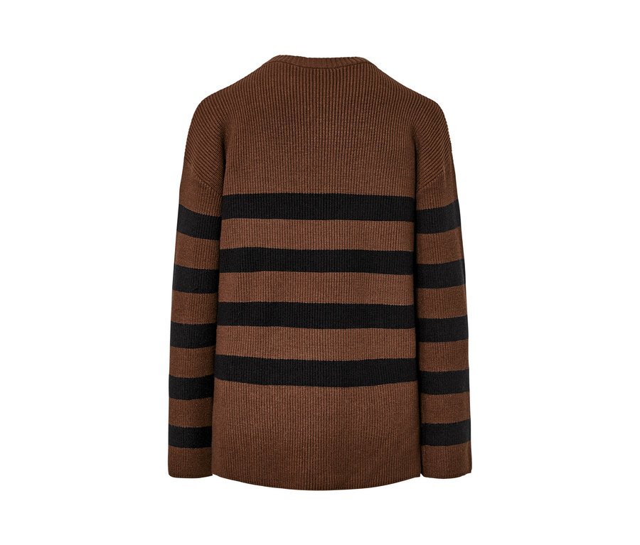 Rückansicht eines braunen, gestreiften Strickpullovers.