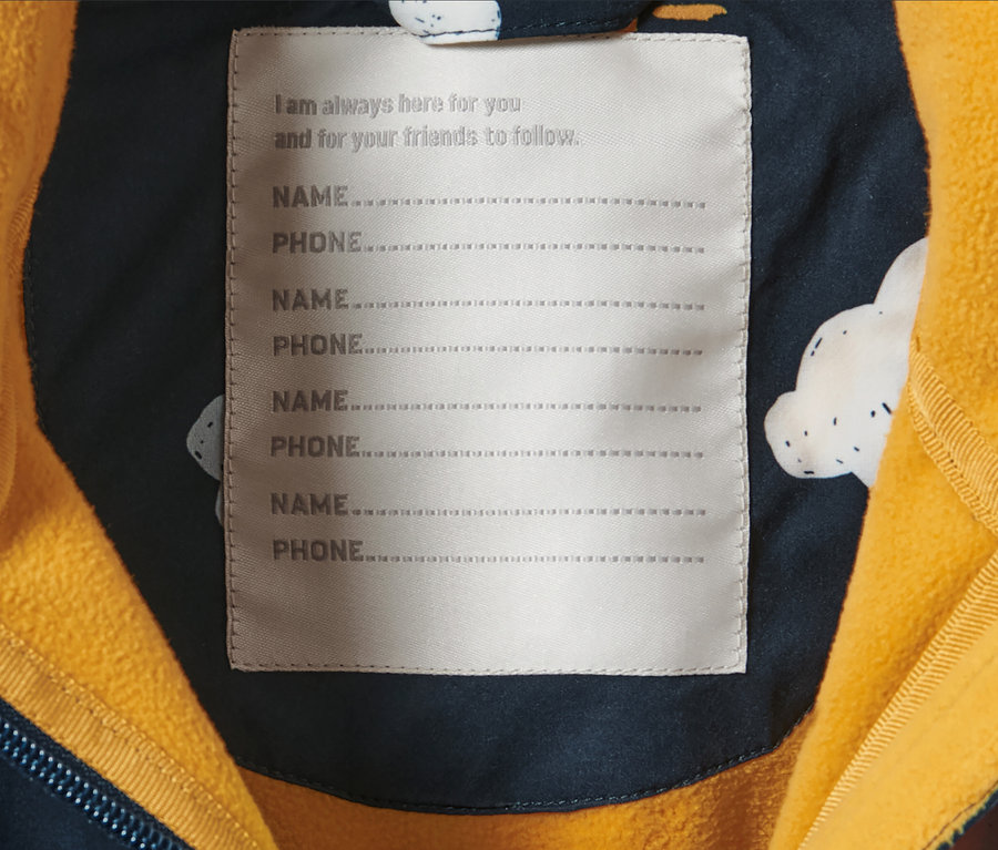 Detailansicht Kleinkind-Softshell-Einteiler, Alloverprint blau, mit Namensschild.