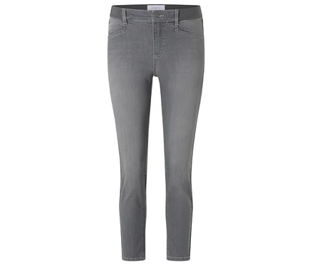 Graue Röhrenjeans.