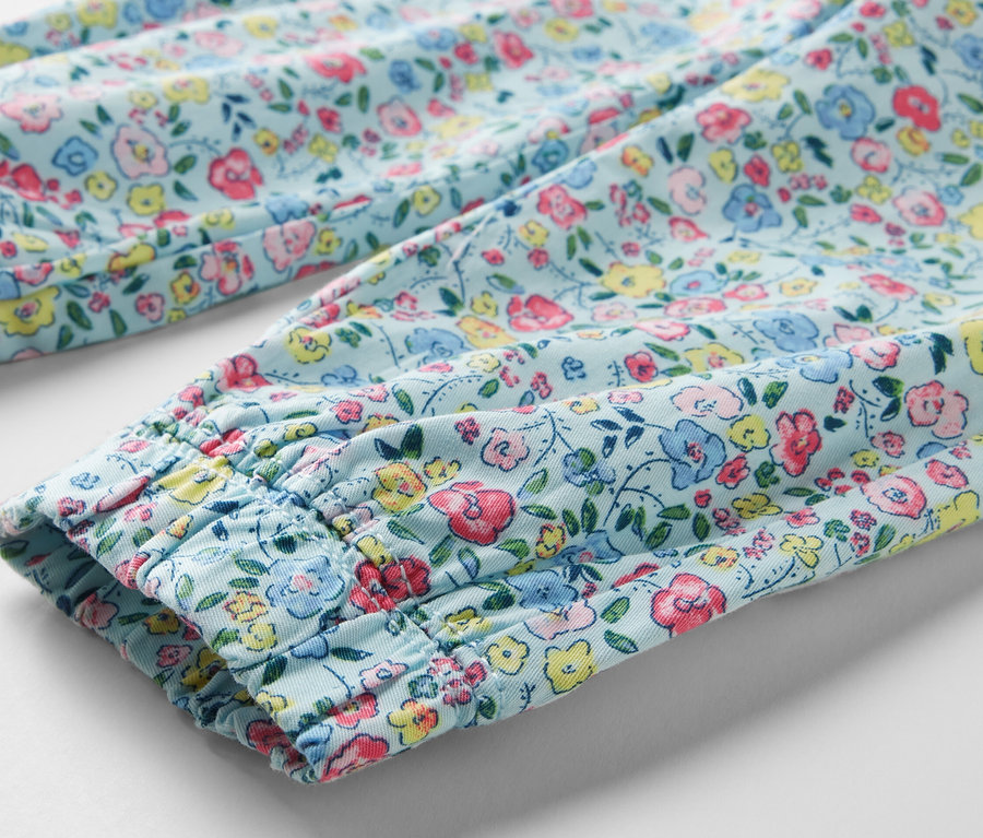 Detail einer Kinder-Pull-on-Pants – Fit »Ella« mit Blumenmuster.