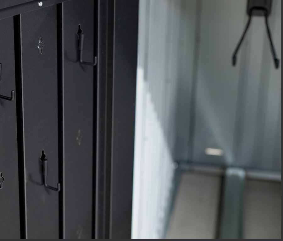 Schwarze Haken an der Innenseite der Fahrradbox.