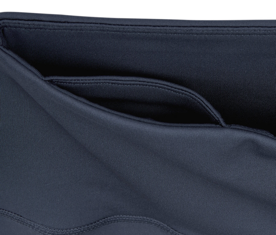 Detailansicht einer blauen »Soft Touch« Sporttight mit Tasche.