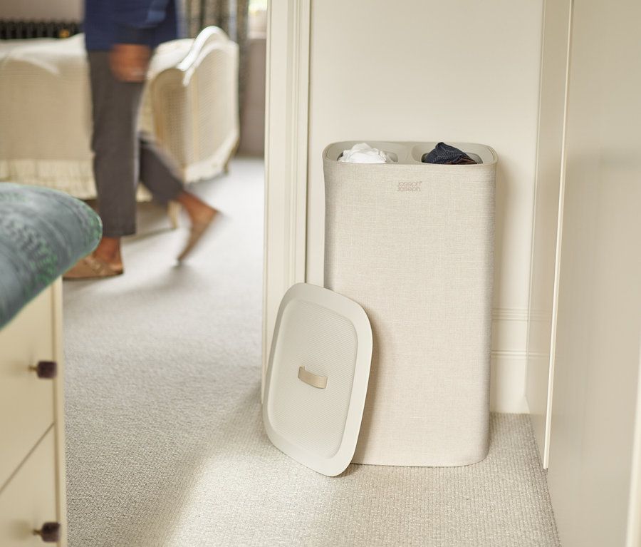 Offener Wäschekorb im Schlafzimmer mit Kleidung darin.