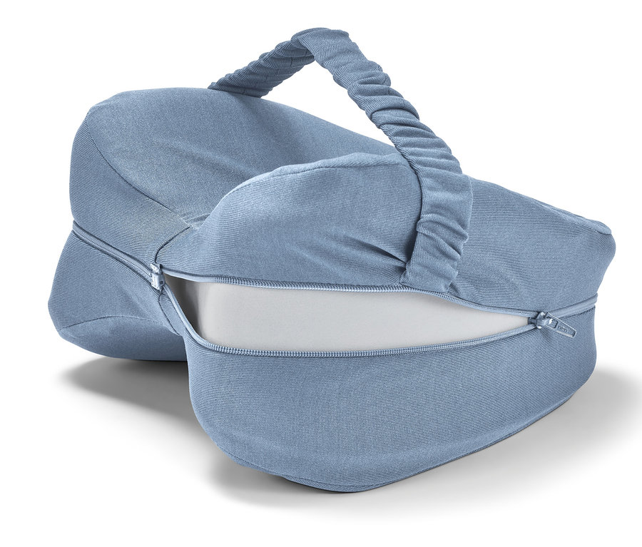 Hellblaues Kissen mit Griff und Reißverschluss.